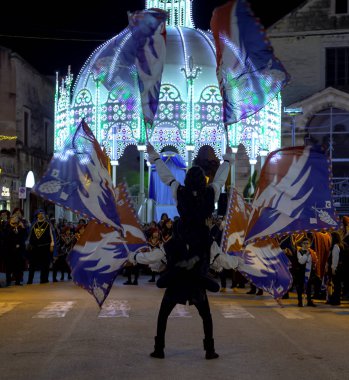 Modugno - İtalya. 9 Mart 2018: Patronal şölenin akşam geçit töreninde bir grup bayrak sallayıcının performansı