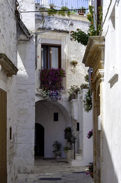 Krásná Ulice Nabílené Čtvrti Locorotondo Apulia — Stock fotografie