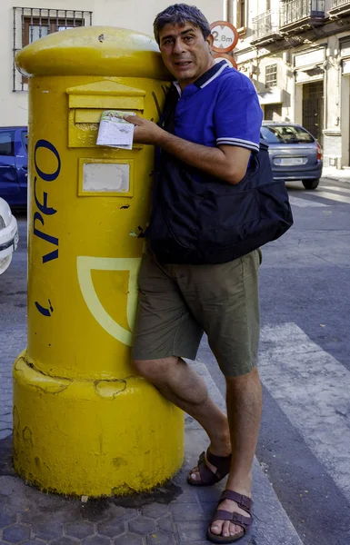 Hombres Meten Una Carta Buzón España —  Fotos de Stock