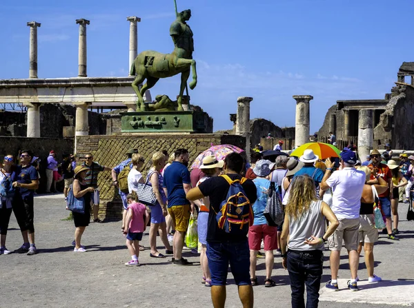 Pompeii Italy June 2018 Pompeii Excavations Tourists Admire Bronze Statue — Stock Photo, Image