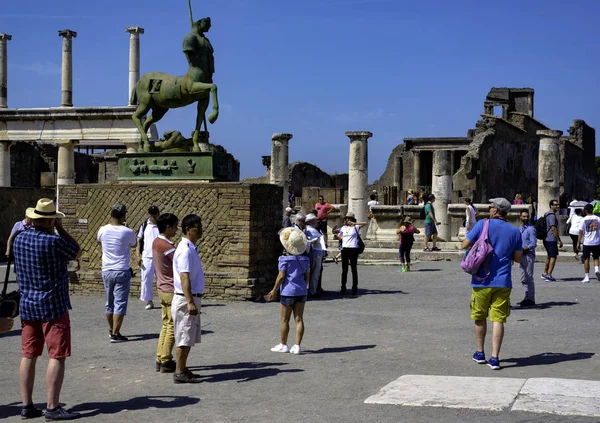 Pompej Itálie Června 2018 Turistických Vykopávky Turisté Obdivují Bronzovou Sochu — Stock fotografie