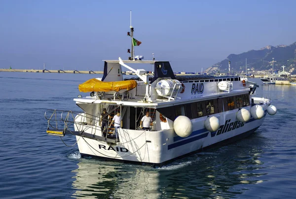 Amalfi Italia Julio 2018 Pequeño Ferry Costa Sorrento Acercándose Muelle —  Fotos de Stock