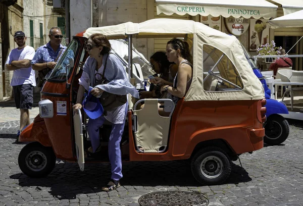 Ostuni Italien Juni 2018 Touristen Den Charakteristischen Straßen Des Historischen — Stockfoto