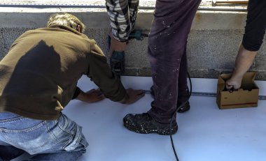 Isı tabancası ile Işçi bir teras su yalıtımı için Pvc levhakaynak olduğunu. Seçici odaklama