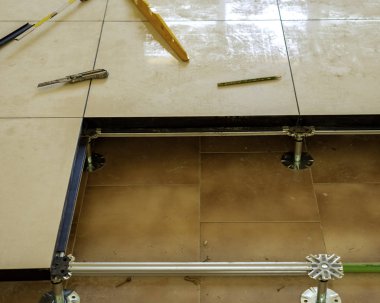 Havada yüzen bir zemin yaratan bir işçi. Seçici odak