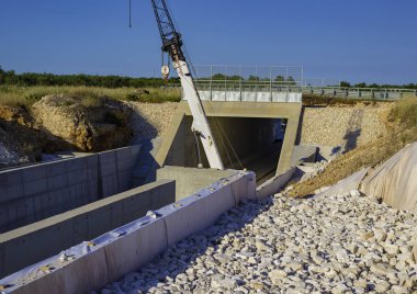 Bir demiryolu köprüsü inşaatı için mobil vinç