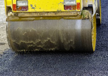 Closeup kompakt buhar silindiri asfalt düzleştirmek.