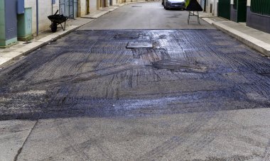 yol onarımı için asfalt döşeme başlamadan önce yüzeye püskürtülür bitümlü emülsiyon