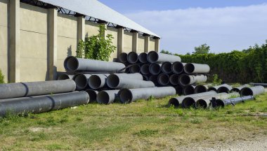 Mavi Pvc su boruları üzerinde yığın yığını bir fabrikada Depolama Birimi'ni açın