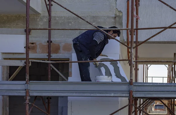 Man Aan Het Werk Met Meter Thermische Isolatie Van Gevel — Stockfoto