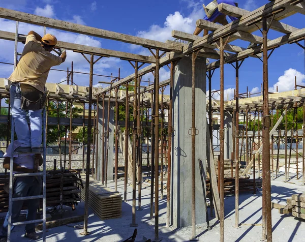 Trabalhadores Construção Executam Cofragem Madeira Para Banchinaggio Uma Laje Concreto — Fotografia de Stock