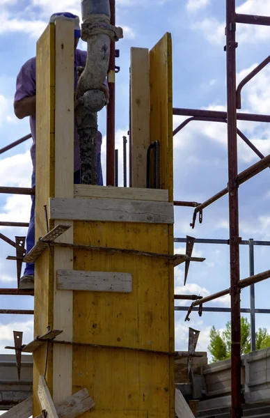 Construction Worker Pouring Concrete Wooden Formwork Concrete Pillar — Stock Photo, Image