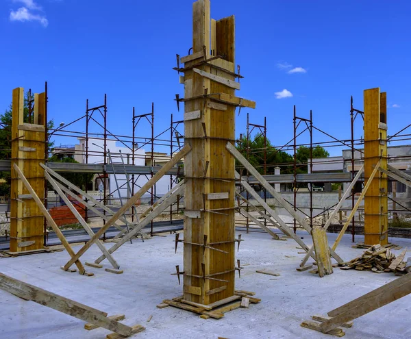 建設現場 鉄筋コンクリートの柱の木製造形工事 — ストック写真
