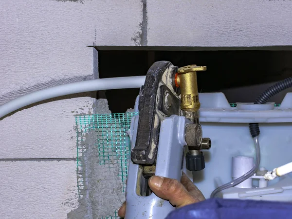使用多层管道压机的工人正在装配配件的金属衬套 — 图库照片