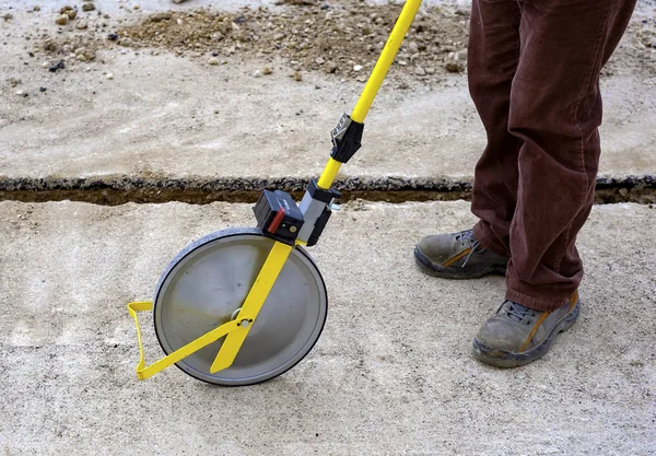 Surveyor Com Roda Medição Odômetro Detecta Comprimento Uma Escavação Minitr — Fotografia de Stock