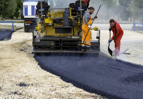 Układarka Asfaltu Asfaltem Ogrzewanym Temperatur Powyżej 160 Stopni Podczas Jazdy — Zdjęcie stockowe