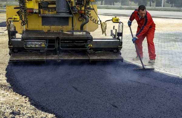 Trabalhador Distribui Borda Asfalto Previsto Para Construção Uma Estrada — Fotografia de Stock