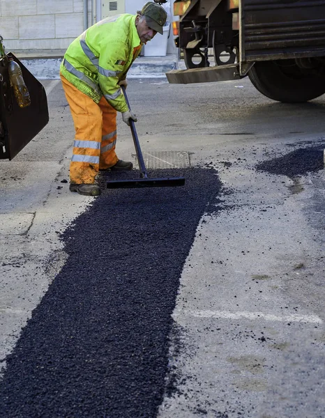 アスファルトの舗装は 建設中に道路中に160グレード以上の温度に加熱しました 道路専用機器が道を築いている — ストック写真