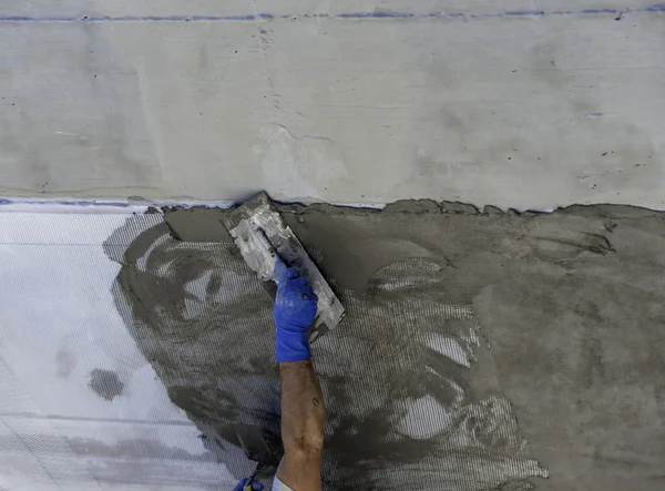 Mão Usando Espátula Concreto Fresco Canteiro Obras — Fotografia de Stock