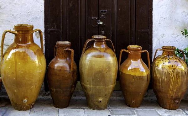 Puglia 'da zeytin yağı içermek için kullanılan farklı boyutlarda Terracotta vazolar