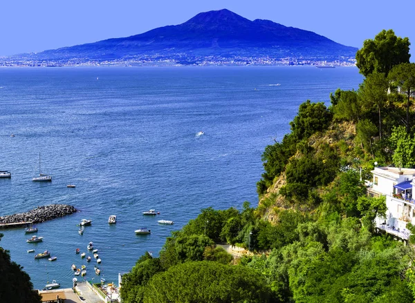 Vista Deslumbrante Costa Sorrento Fundo Imponente Presença Vulcão Vesúvio Vico — Fotografia de Stock