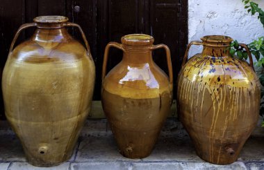 Puglia 'da zeytin yağı içermek için kullanılan farklı boyutlarda Terracotta vazolar