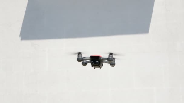 Drone Levegőben Forgatható Drone Kék Égen — Stock videók