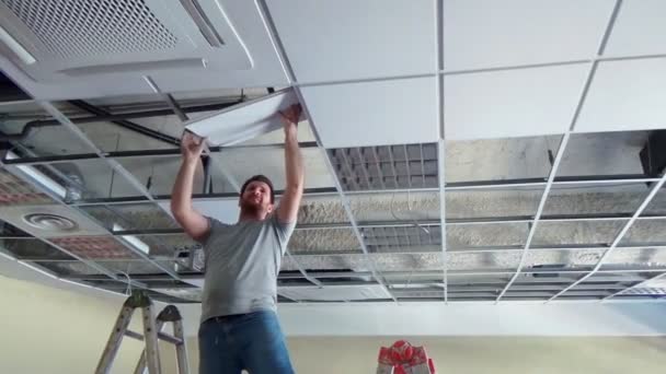 建筑工人用矿物纤维正方形进行吊顶维护 — 图库视频影像
