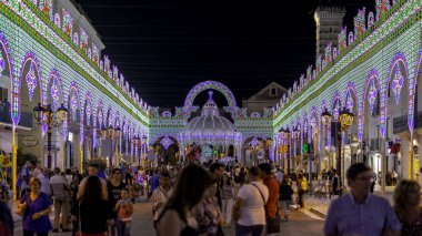 Modugno, İtalya - 22 Eylül 2018: Koruyucu azizin bayramı için ışıklar monte edilmiş ana meydan. Arka planda bir müzik grubu gerçekleştirir harmonik kutu