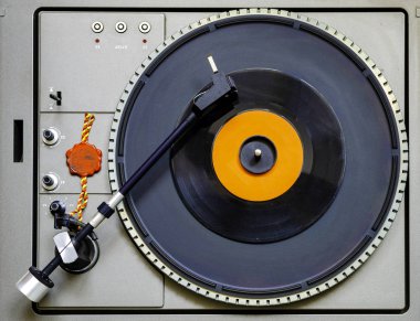 45 rpm kayıt üzerinde kafa kabuğu dinlenme ile kol ile Turntable