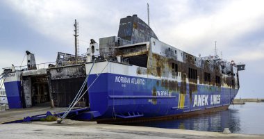 Bari, İtalya - 1 Mayıs 2018: Norman Atlantic feribot gemisi rıhtım 31 bari limanında demirledi. 28 Aralık 2014'te, Igoumenitsa ve Ancona arasındaki yolculuk sırasında, gemi Otranto Kanalı'nda ciddi bir yangın çıktı. 