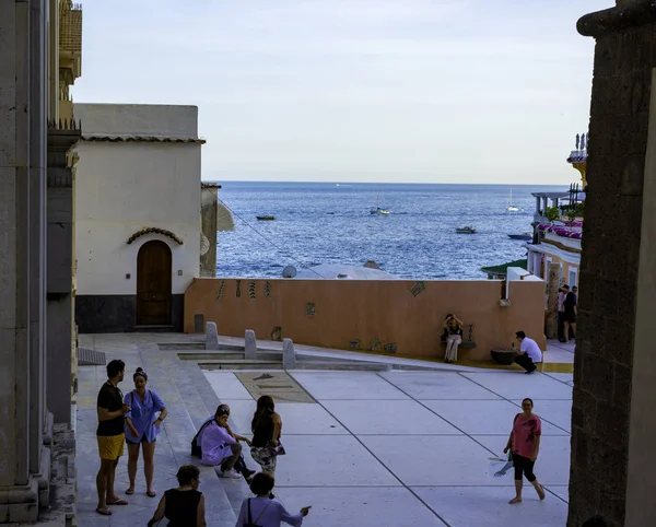 Positano Italien Juni 2018 Menschen Der Santa Maria Assunta Kirche — Stockfoto