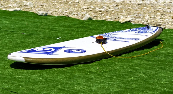 Tabla Surf Descansando Playa Listo Para Ser Utilizado — Foto de Stock