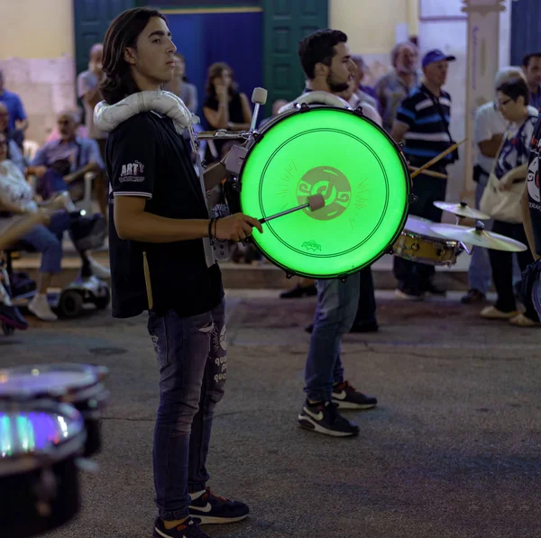 モドゥーニョ イタリア 9月22 2018 守護聖人のごちそうのために取り付けられたライトを備えたメイン広場 色付きの光の中で適用されたドラムを演奏するミュージシャンをハイライト表示します — ストック写真