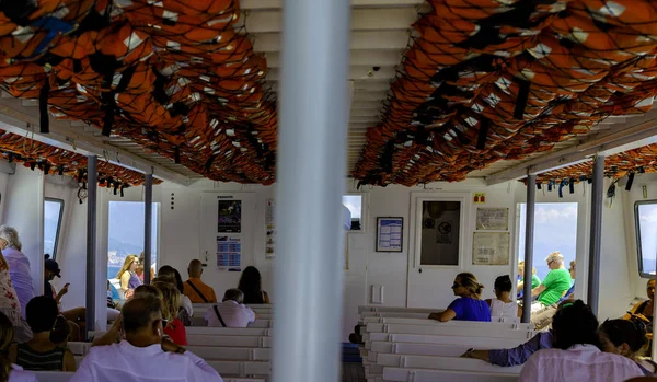 Amalfi Italia Julio 2018 Turistas Ferry Programado Para Llegar Los —  Fotos de Stock