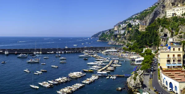 Amalfi Włochy Lipca 2018 Łodzie Yatch Porcie Turystycznym Wybrzeża Amalfi — Zdjęcie stockowe