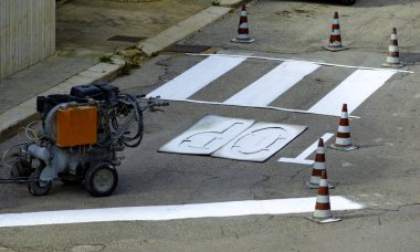 Yol işaretleri, yaya geçitleri vb yürütülmesi için püskürtme makinesi.