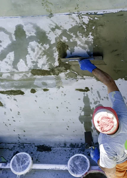 Werknemer Heeft Glasvezel Netwerk Voor Het Scheren Met Betonnen Muur — Stockfoto