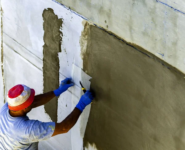 Worker Tiene Red Fibra Vidrio Para Afeitarse Con Mortero Cemento —  Fotos de Stock