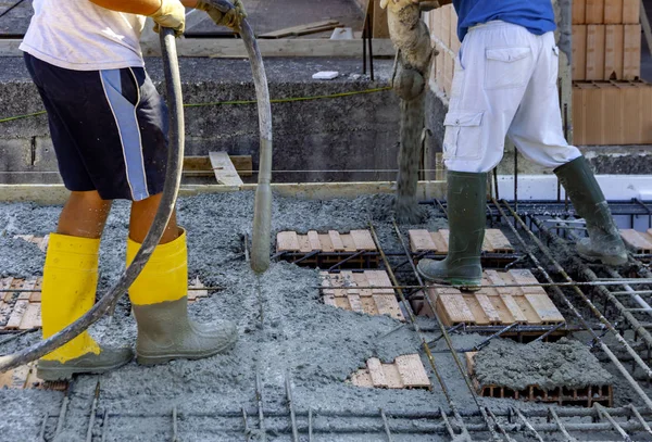 建筑工人浇筑混凝土 以执行钢筋混凝土地板 混凝土在铸造后振动 — 图库照片