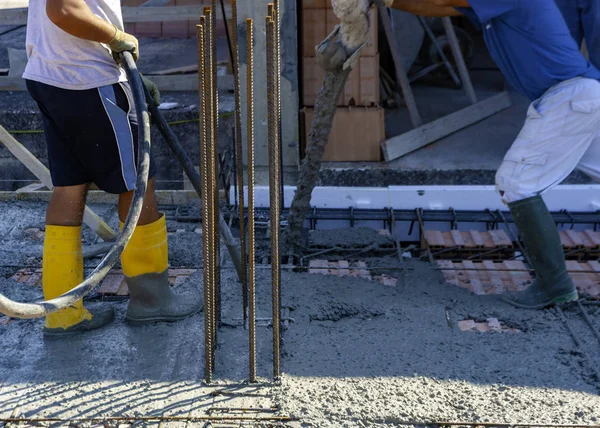 建筑工人浇筑混凝土 以执行钢筋混凝土地板 混凝土在铸造后振动 — 图库照片