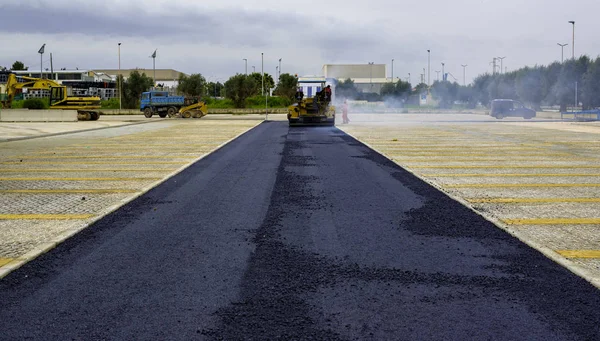 Asfalt Paver Ile Inşaat Sırasında 160 Derecenin Üzerindeki Sıcaklıklara Isıtılan — Stok fotoğraf