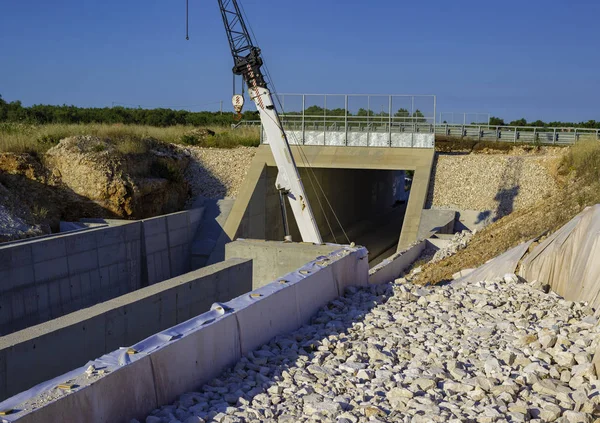 Bir demiryolu köprüsü inşaatı için mobil vinç