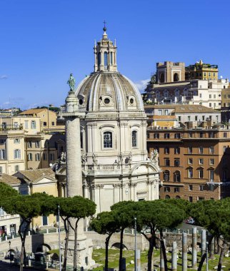 Trajan'ın sütun (Colonna Traiana) ve Ss Nome di Maria Kilisesi Roma, İtalya