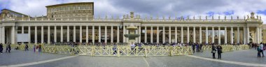 Vatikan şehri, Vatikan - 2 Mart 2017: panoramik St. Peter's Square Vatikan'da Papa kütlesinin arifesinde gün batımında görüntülemek.