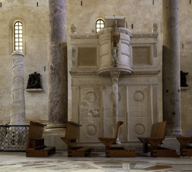 Bari, Puglia San Sabino katedraliçinde bu taş oyulmuş inanılmaz minber detay. İtalya