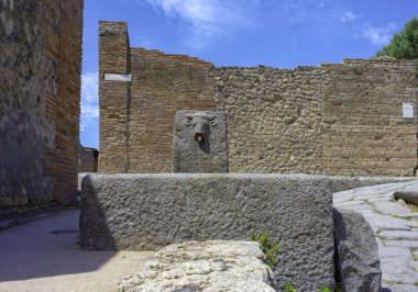 Pompeii antik kentinin kazılan binaları, sütunları ve kalıntıları, Napoli Kenti, Campania, İtalya
