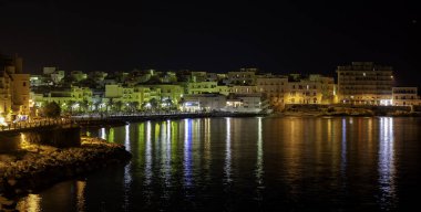 Vieste'nin gece manzarası - Capo Gargano ana kenti, Apulia, İtalya