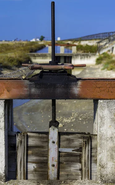 在普利亚的玛格丽塔迪萨沃亚的海盐通道用木门关闭液压门 意大利 — 图库照片
