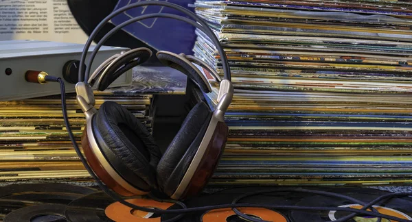 Fejhallgató Reggeli Vinyl Rpm Rekordok Gyűjtése Hallgassa Analóg Lemezt Fejhallgatóval — Stock Fotó